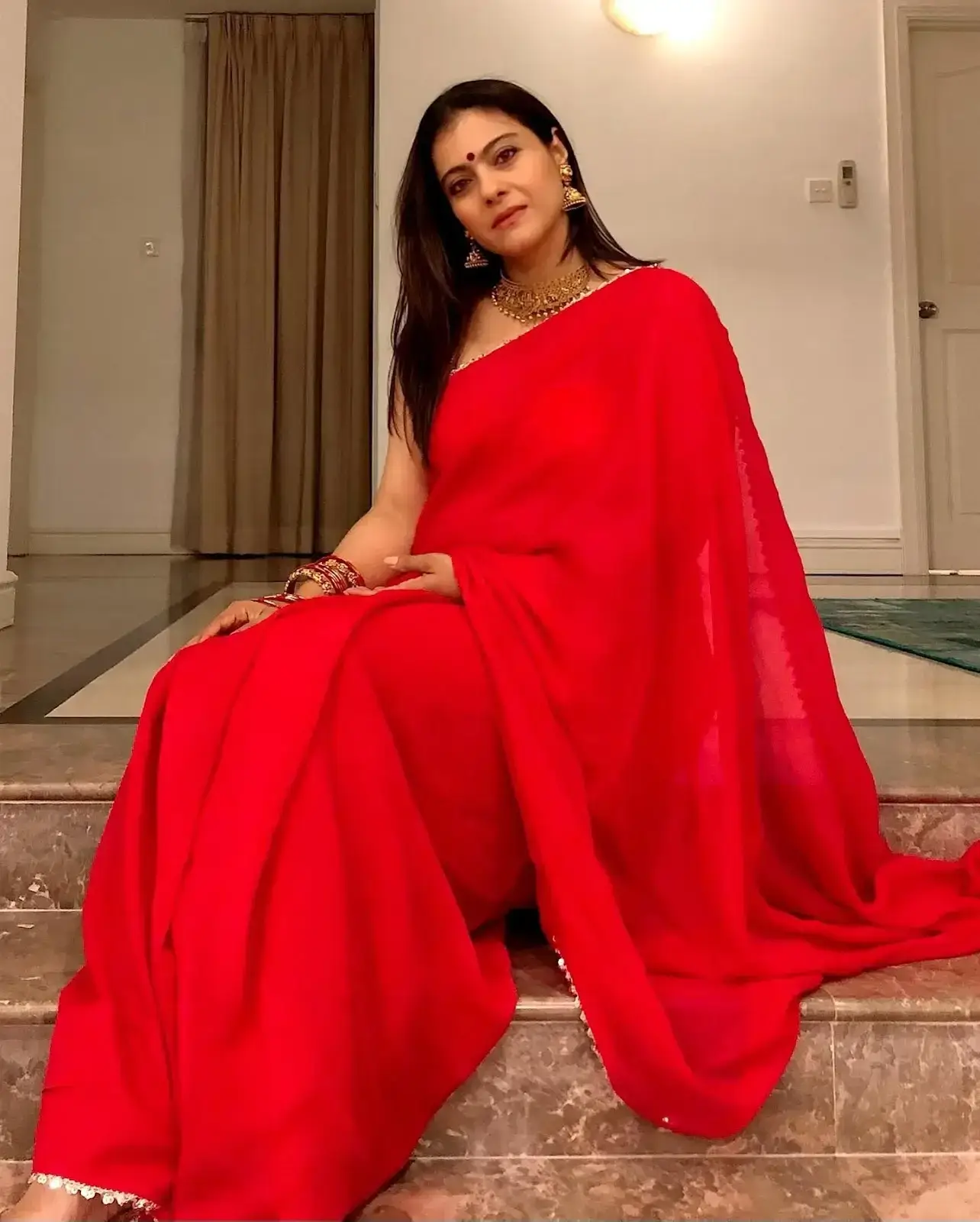 NORTH INDIAN ACTRESS KAJOL DEVGN IN SLEEVELESS RED COLOR SAREE 1